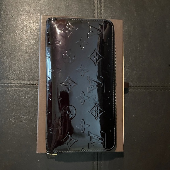 Louis Vuitton Wallet - Picture 1 of 8